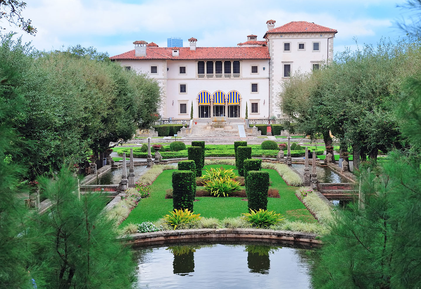 16 Gorgeous Villa Water Front