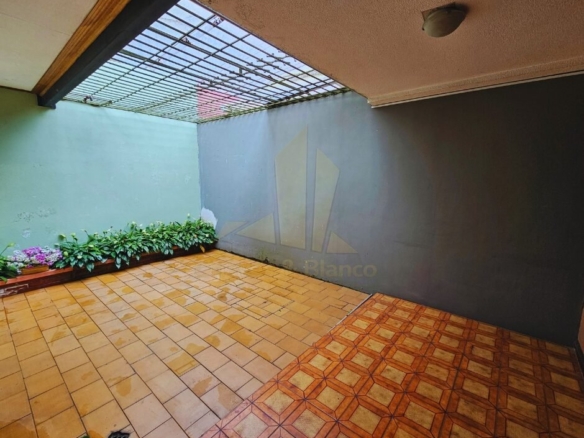 ¡Oportunidad Única en Catedral! Casa Mixta de 350m²: Ideal para Negocio o Vivienda