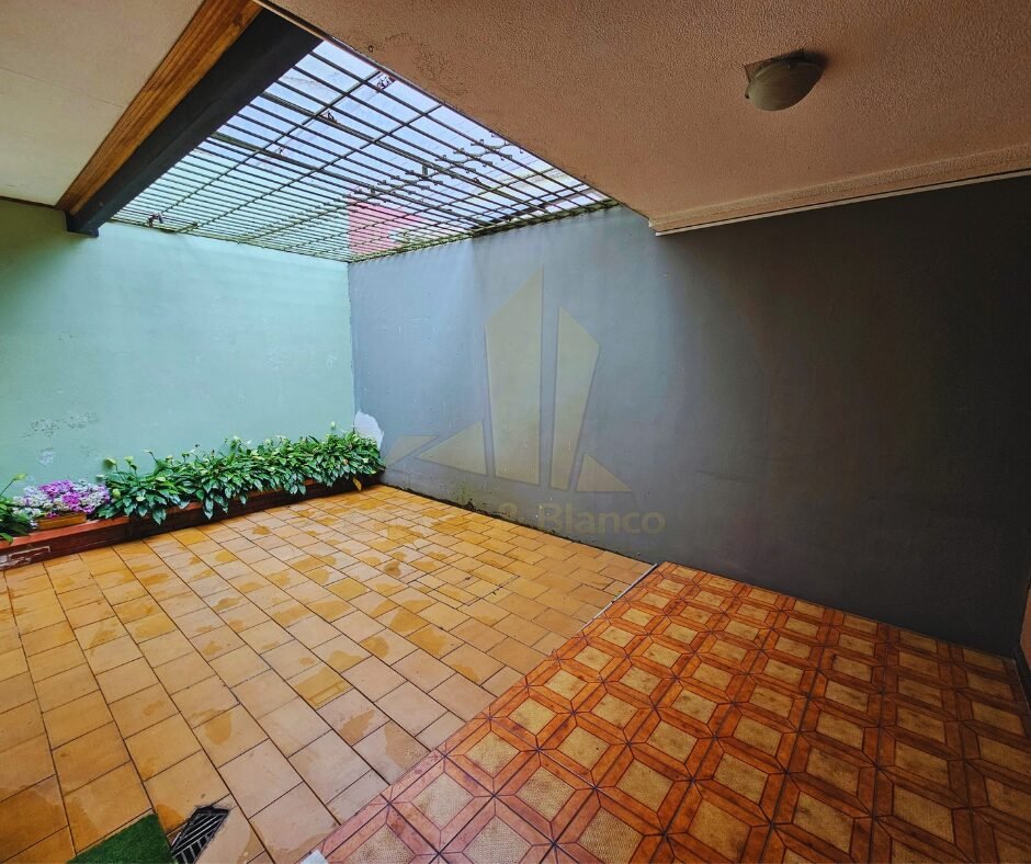¡Oportunidad Única en Catedral! Casa Mixta de 350m²: Ideal para Negocio o Vivienda