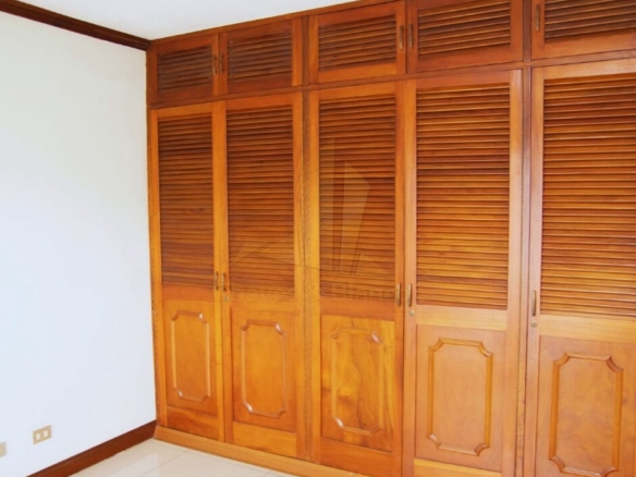 ¡Oportunidad Única en Catedral! Casa Mixta de 350m²: Ideal para Negocio o Vivienda