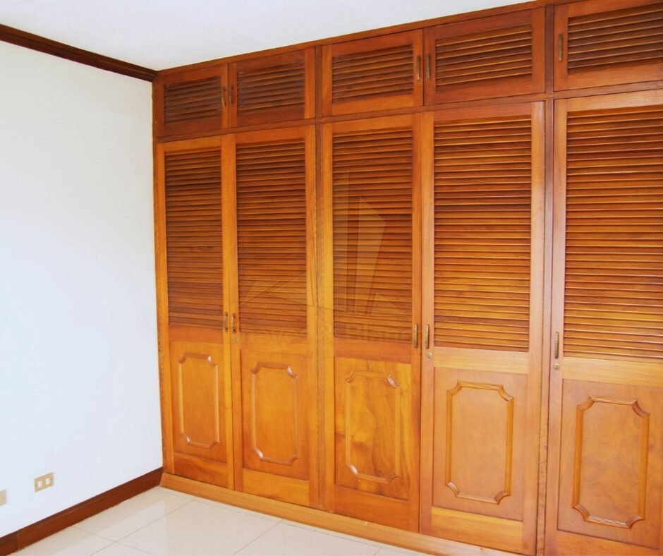 ¡Oportunidad Única en Catedral! Casa Mixta de 350m²: Ideal para Negocio o Vivienda
