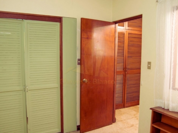 ¡Oportunidad Única en Catedral! Casa Mixta de 350m²: Ideal para Negocio o Vivienda