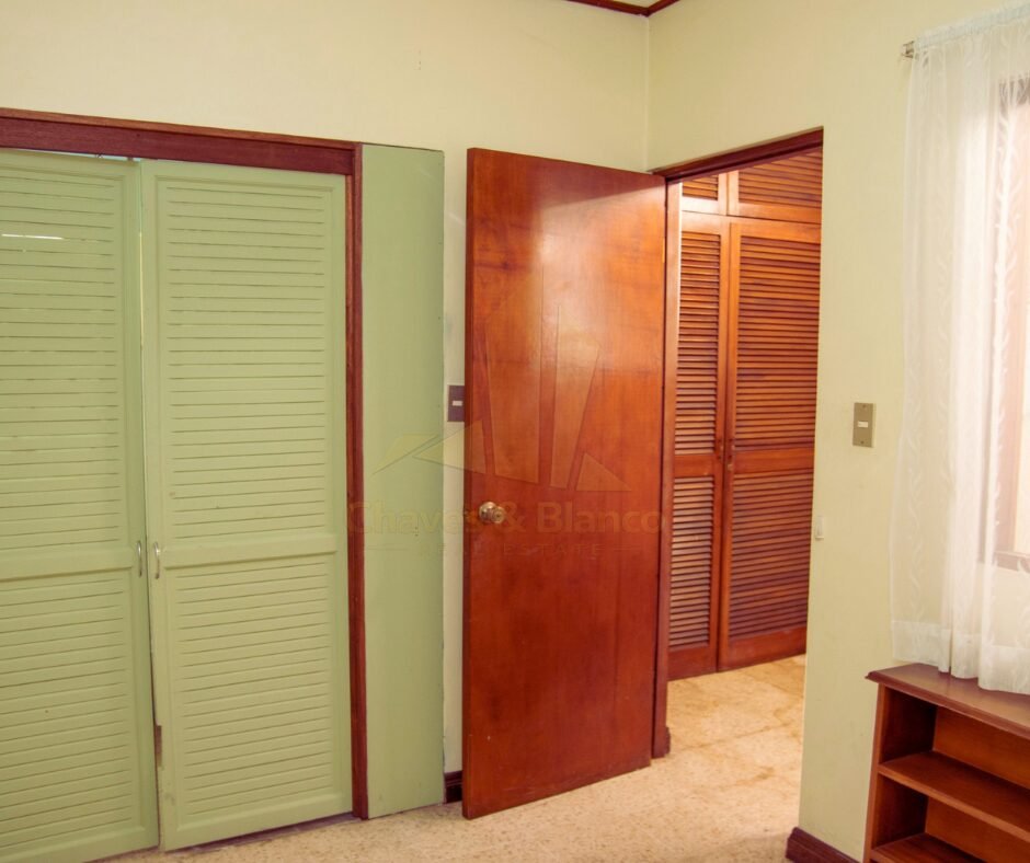 ¡Oportunidad Única en Catedral! Casa Mixta de 350m²: Ideal para Negocio o Vivienda