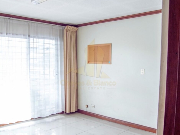 ¡Oportunidad Única en Catedral! Casa Mixta de 350m²: Ideal para Negocio o Vivienda