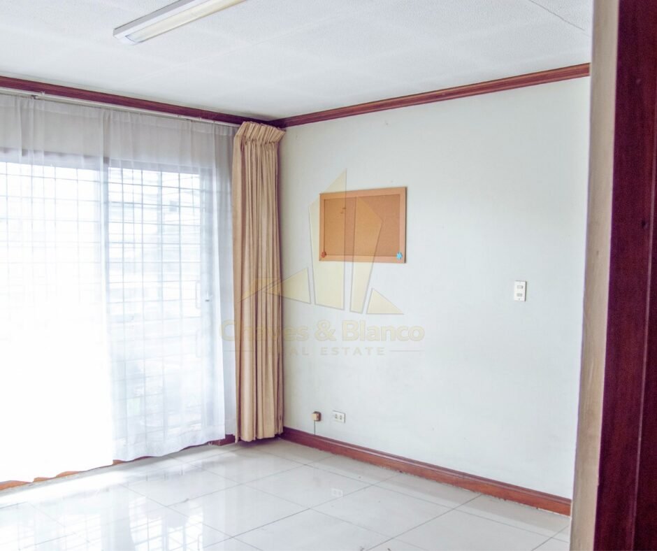 ¡Oportunidad Única en Catedral! Casa Mixta de 350m²: Ideal para Negocio o Vivienda