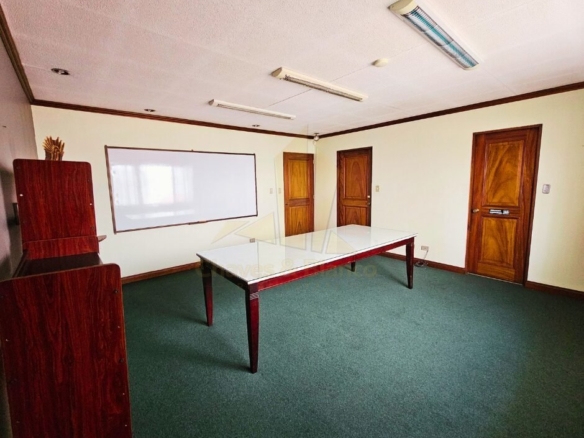 ¡Oportunidad Única en Catedral! Casa Mixta de 350m²: Ideal para Negocio o Vivienda