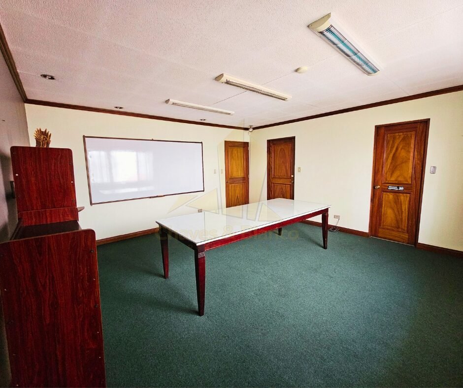 ¡Oportunidad Única en Catedral! Casa Mixta de 350m²: Ideal para Negocio o Vivienda