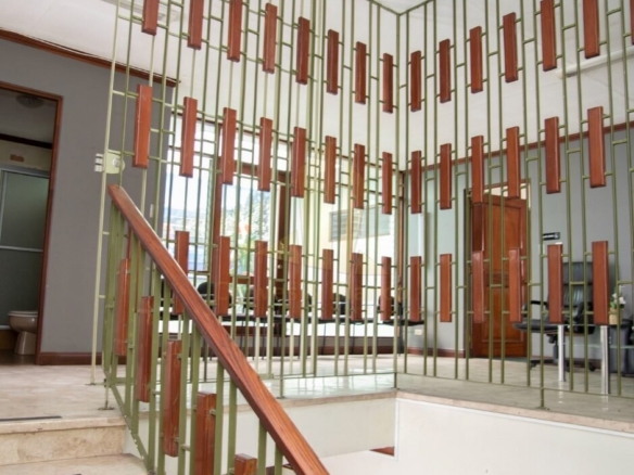 ¡Oportunidad Única en Catedral! Casa Mixta de 350m²: Ideal para Negocio o Vivienda