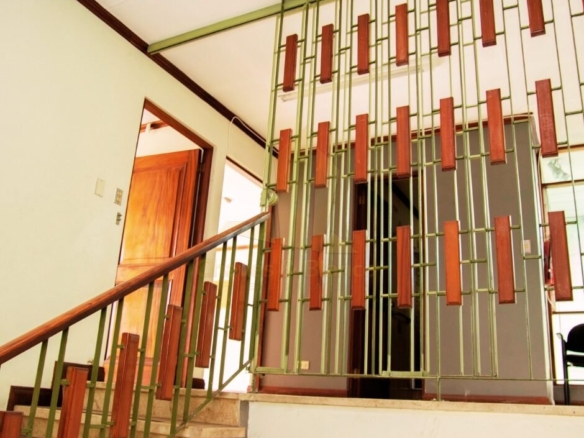 ¡Oportunidad Única en Catedral! Casa Mixta de 350m²: Ideal para Negocio o Vivienda