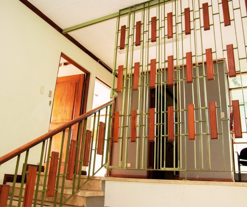 ¡Oportunidad Única en Catedral! Casa Mixta de 350m²: Ideal para Negocio o Vivienda