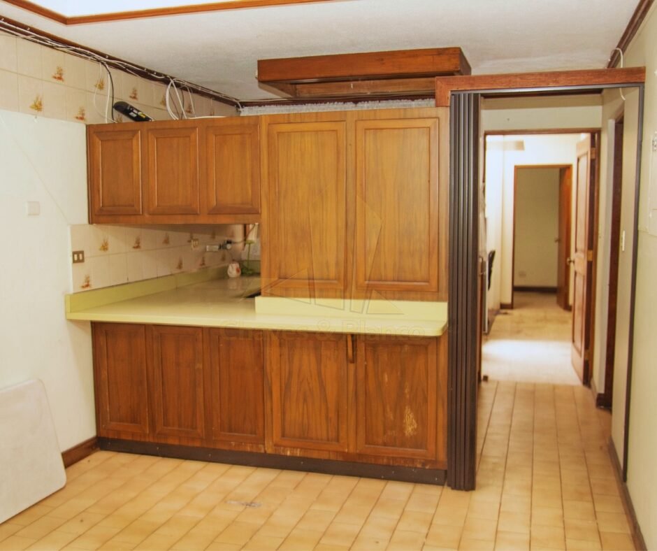 ¡Oportunidad Única en Catedral! Casa Mixta de 350m²: Ideal para Negocio o Vivienda