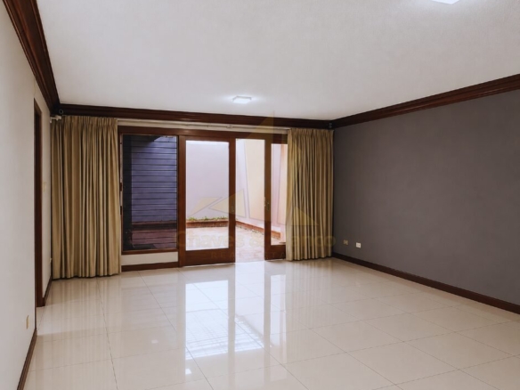 ¡Oportunidad Única en Catedral! Casa Mixta de 350m²: Ideal para Negocio o Vivienda