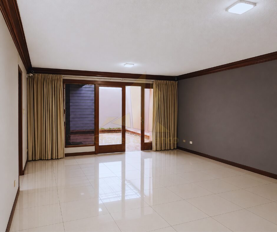 ¡Oportunidad Única en Catedral! Casa Mixta de 350m²: Ideal para Negocio o Vivienda