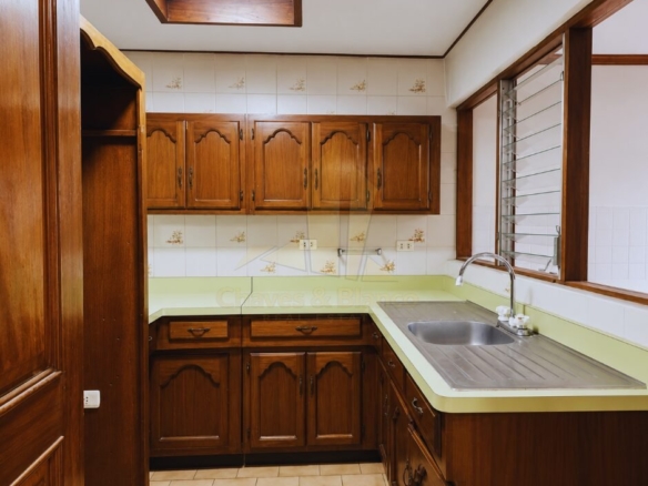 ¡Oportunidad Única en Catedral! Casa Mixta de 350m²: Ideal para Negocio o Vivienda