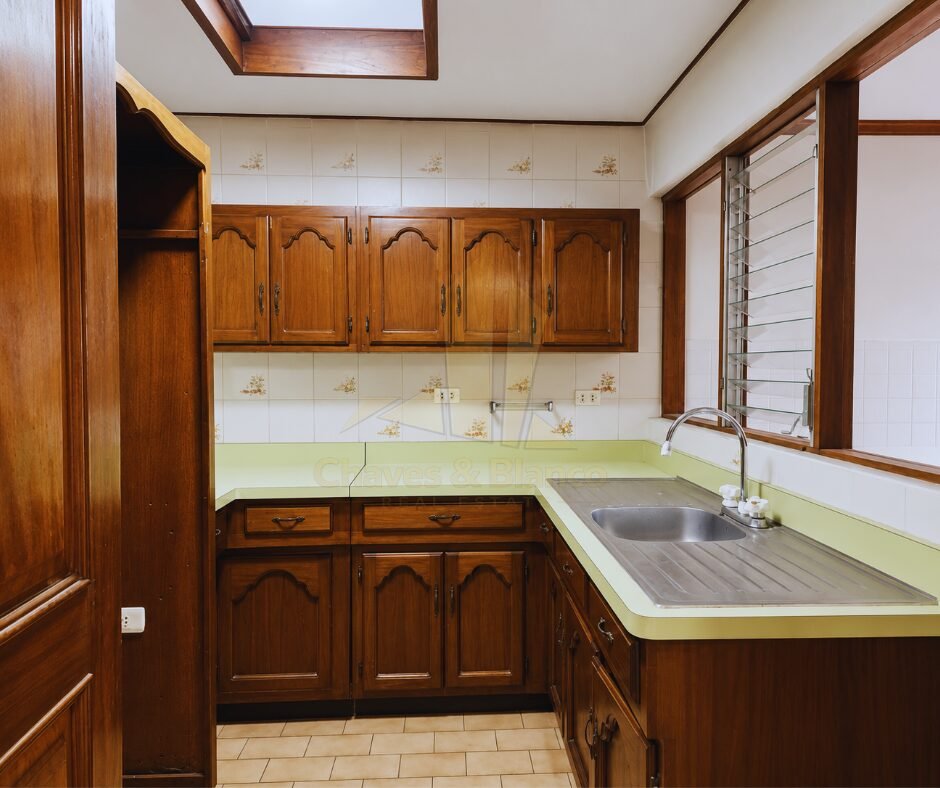 ¡Oportunidad Única en Catedral! Casa Mixta de 350m²: Ideal para Negocio o Vivienda