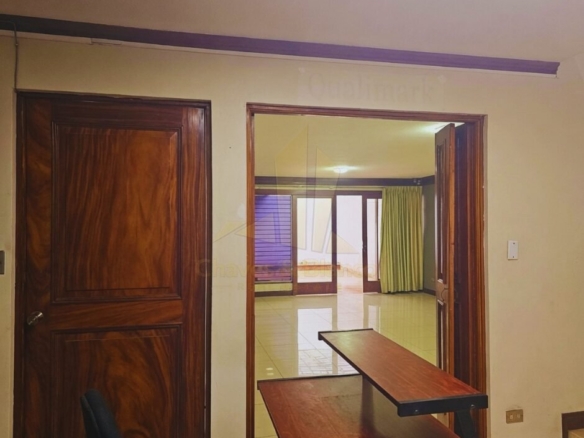 ¡Oportunidad Única en Catedral! Casa Mixta de 350m²: Ideal para Negocio o Vivienda