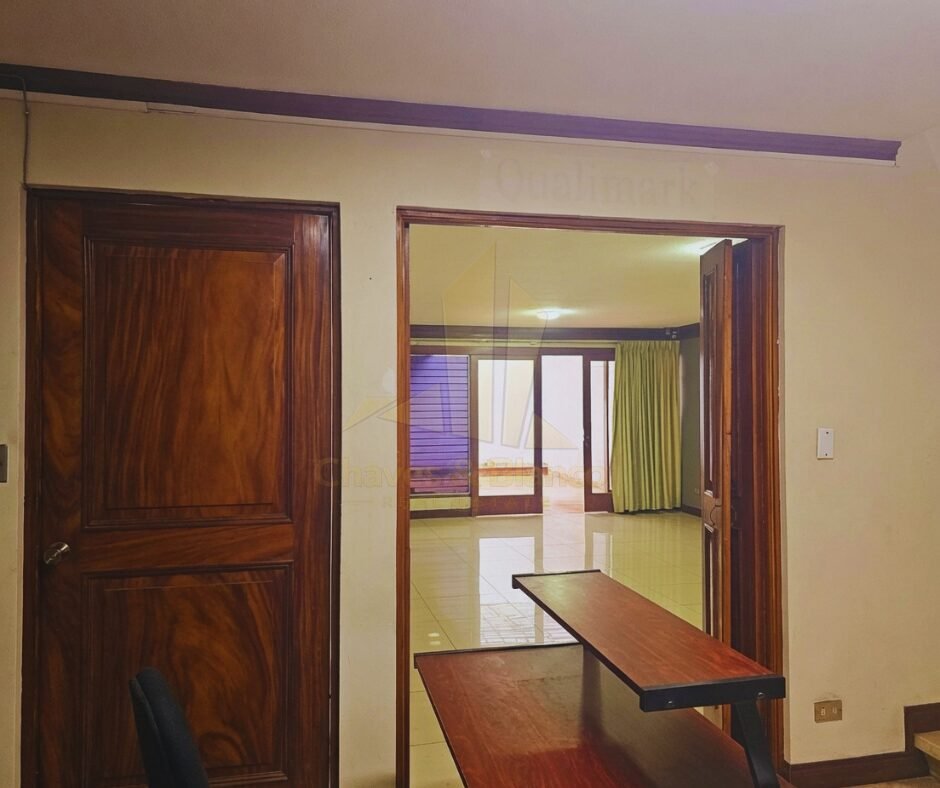 ¡Oportunidad Única en Catedral! Casa Mixta de 350m²: Ideal para Negocio o Vivienda
