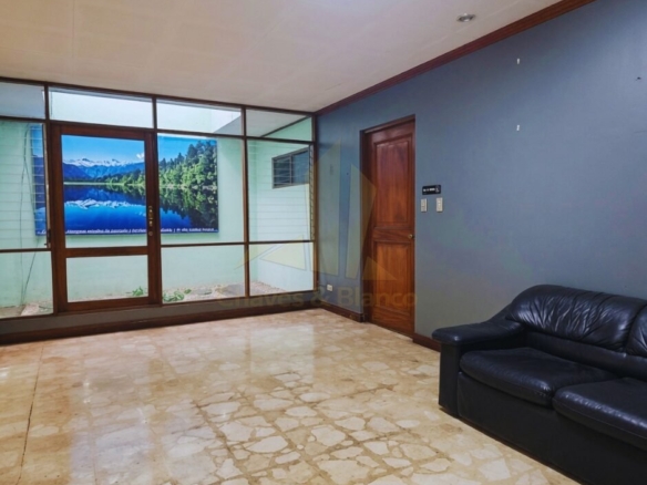 ¡Oportunidad Única en Catedral! Casa Mixta de 350m²: Ideal para Negocio o Vivienda