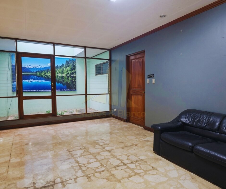 ¡Oportunidad Única en Catedral! Casa Mixta de 350m²: Ideal para Negocio o Vivienda