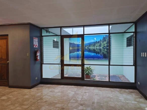 ¡Oportunidad Única en Catedral! Casa Mixta de 350m²: Ideal para Negocio o Vivienda