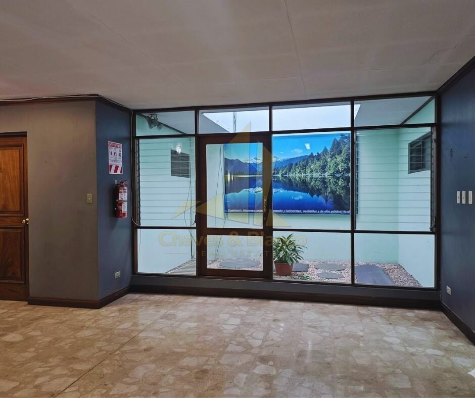 ¡Oportunidad Única en Catedral! Casa Mixta de 350m²: Ideal para Negocio o Vivienda