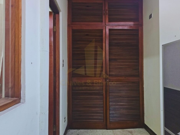 ¡Oportunidad Única en Catedral! Casa Mixta de 350m²: Ideal para Negocio o Vivienda
