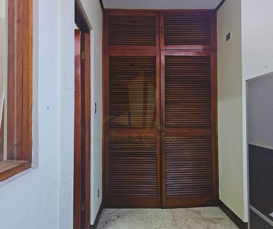 ¡Oportunidad Única en Catedral! Casa Mixta de 350m²: Ideal para Negocio o Vivienda