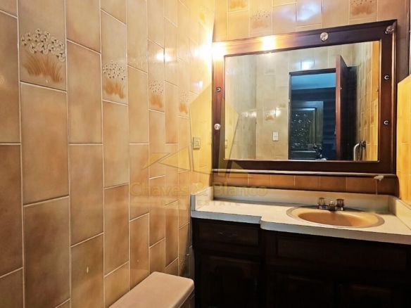 ¡Oportunidad Única en Catedral! Casa Mixta de 350m²: Ideal para Negocio o Vivienda