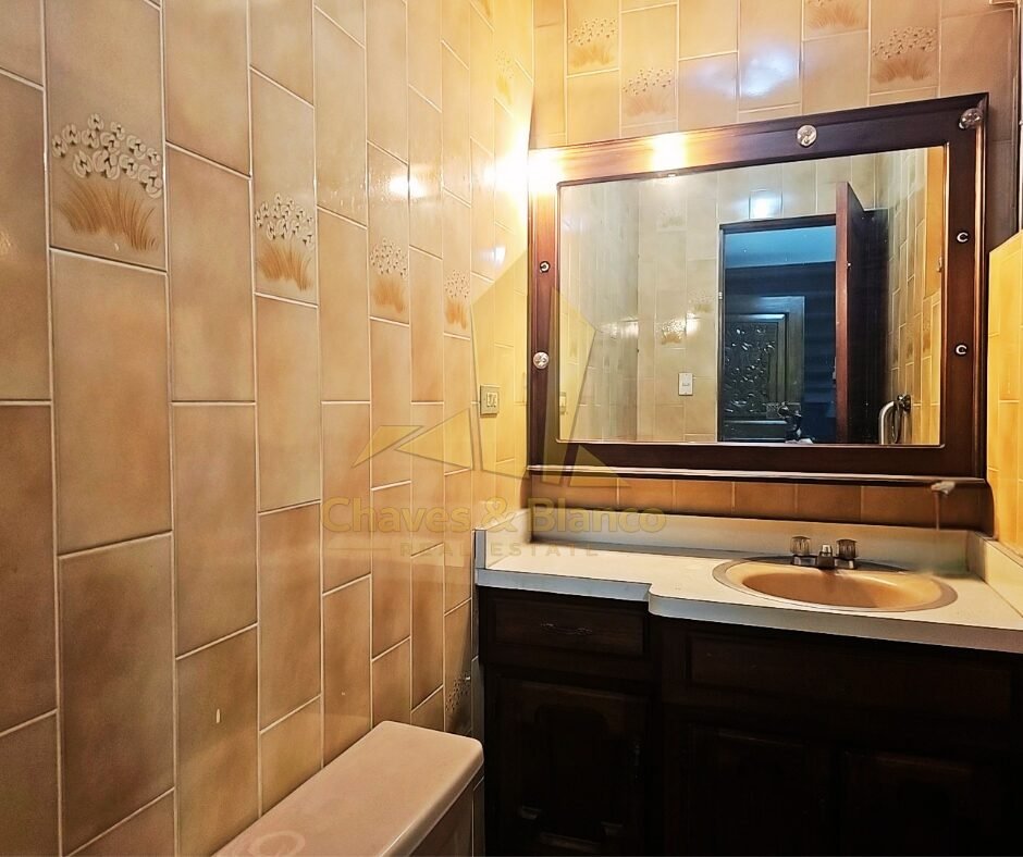 ¡Oportunidad Única en Catedral! Casa Mixta de 350m²: Ideal para Negocio o Vivienda