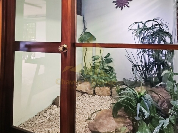¡Oportunidad Única en Catedral! Casa Mixta de 350m²: Ideal para Negocio o Vivienda