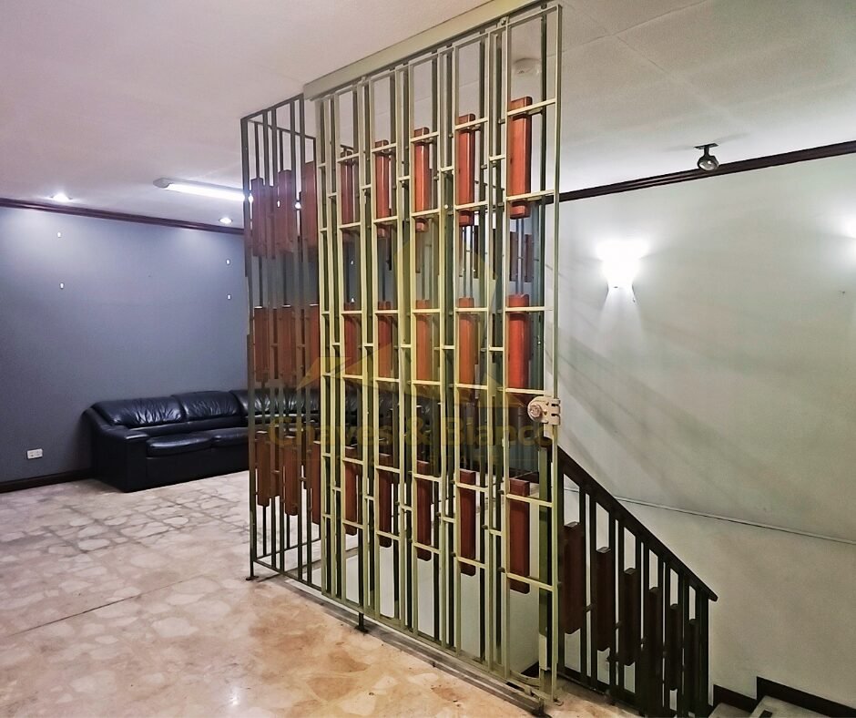 ¡Oportunidad Única en Catedral! Casa Mixta de 350m²: Ideal para Negocio o Vivienda