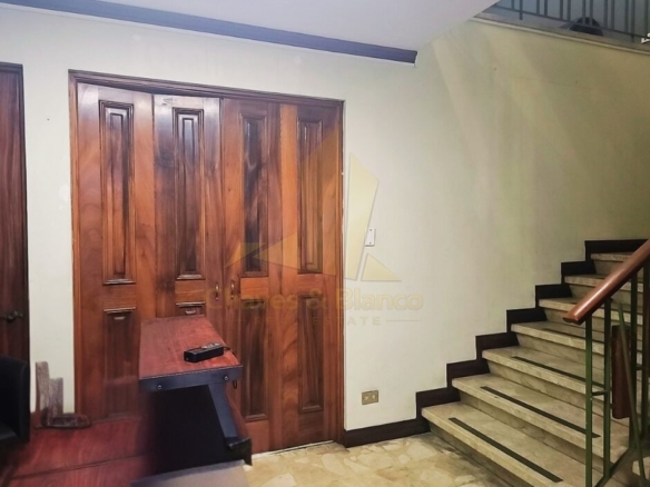 ¡Oportunidad Única en Catedral! Casa Mixta de 350m²: Ideal para Negocio o Vivienda
