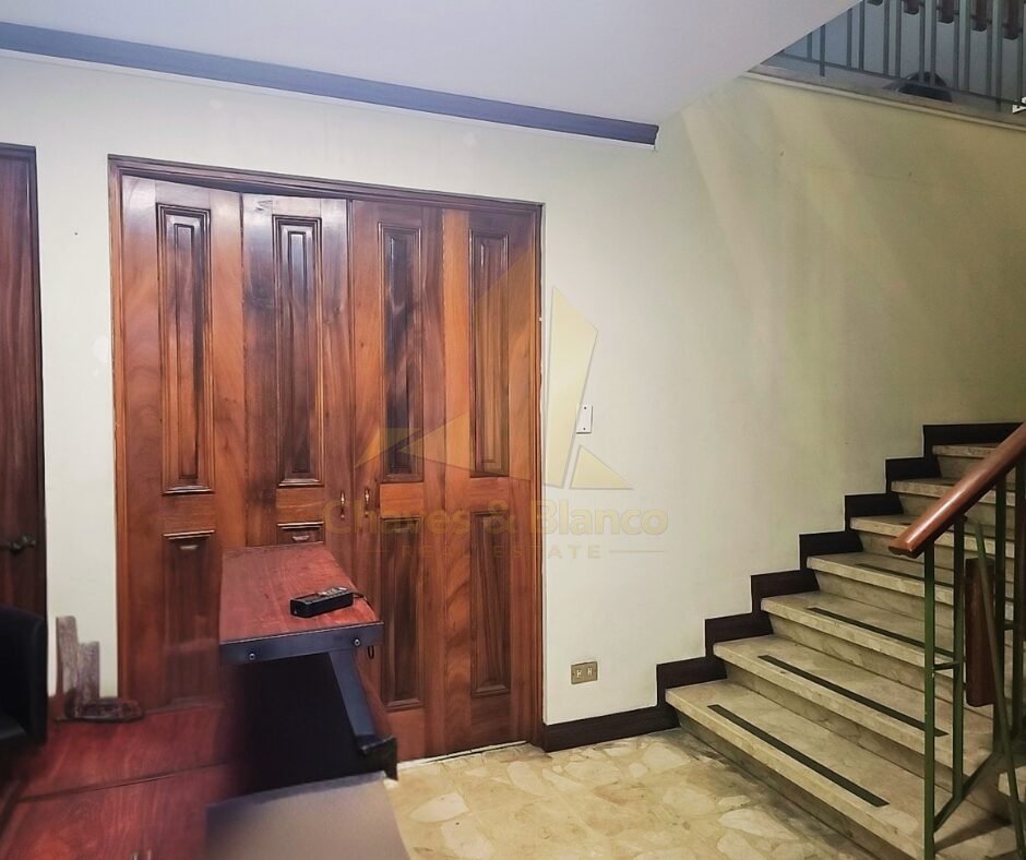 ¡Oportunidad Única en Catedral! Casa Mixta de 350m²: Ideal para Negocio o Vivienda