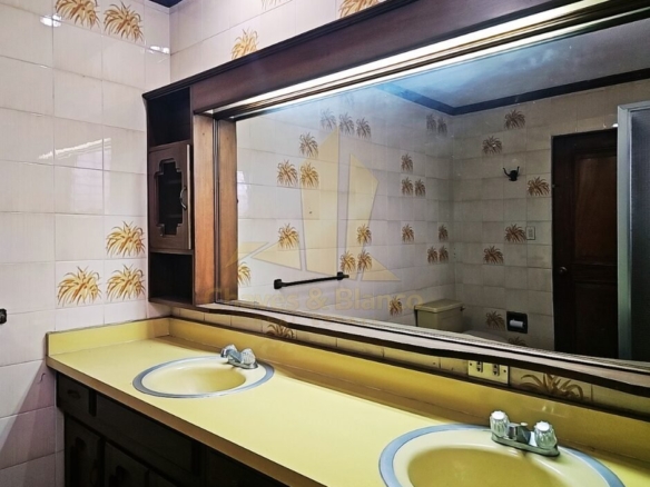 ¡Oportunidad Única en Catedral! Casa Mixta de 350m²: Ideal para Negocio o Vivienda