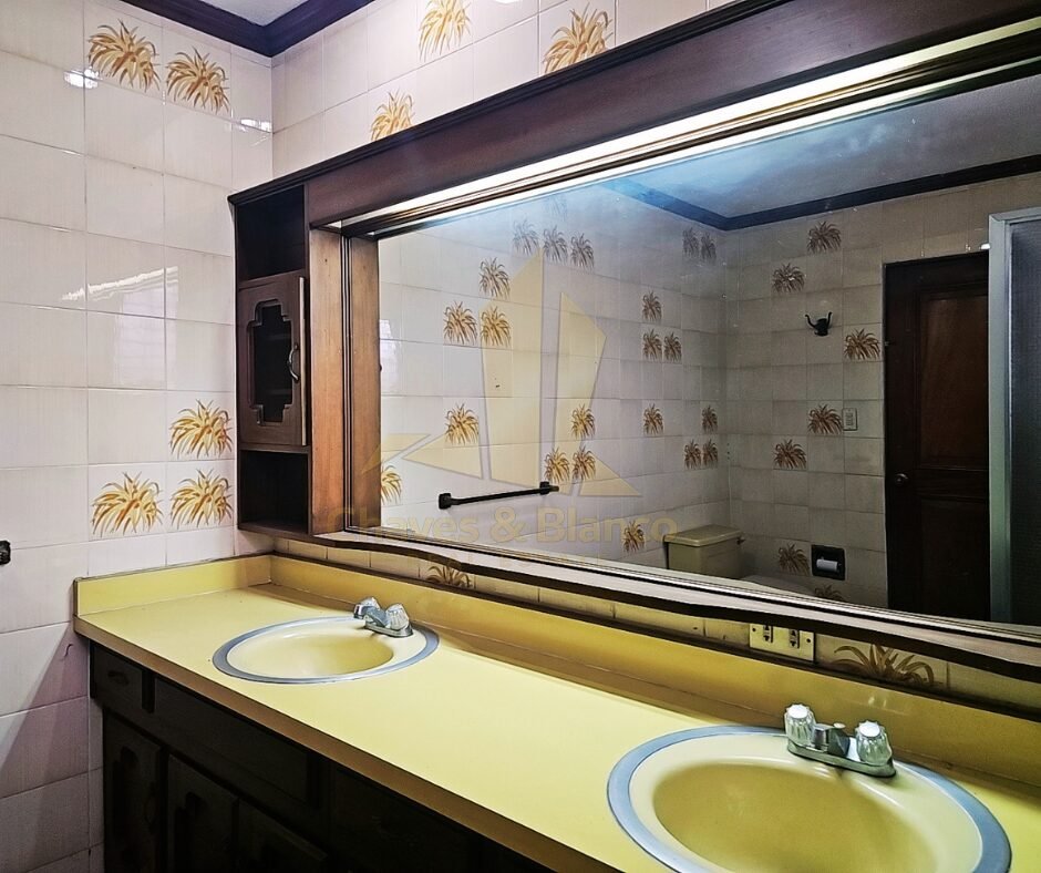 ¡Oportunidad Única en Catedral! Casa Mixta de 350m²: Ideal para Negocio o Vivienda
