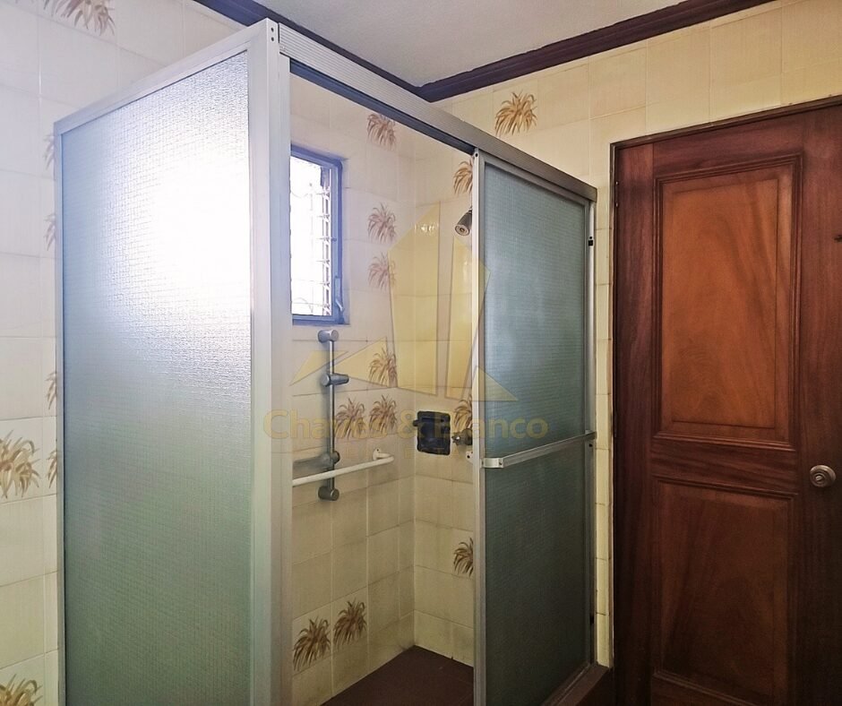 ¡Oportunidad Única en Catedral! Casa Mixta de 350m²: Ideal para Negocio o Vivienda