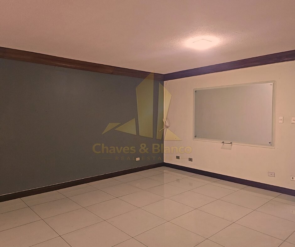 ¡Oportunidad Única en Catedral! Casa Mixta de 350m²: Ideal para Negocio o Vivienda